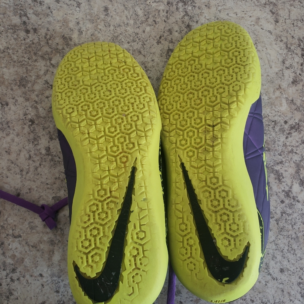Nike non marking purple sneakers 3.5 Y - Picture 8 of 10